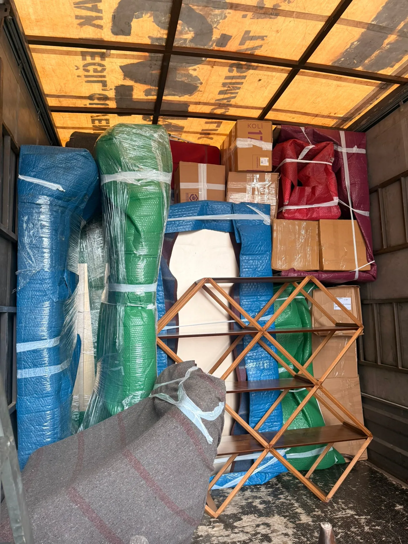 Paketli mobilya ve kolilerin kapalı kasa nakliyat aracına düzenli yerleştirilmesi