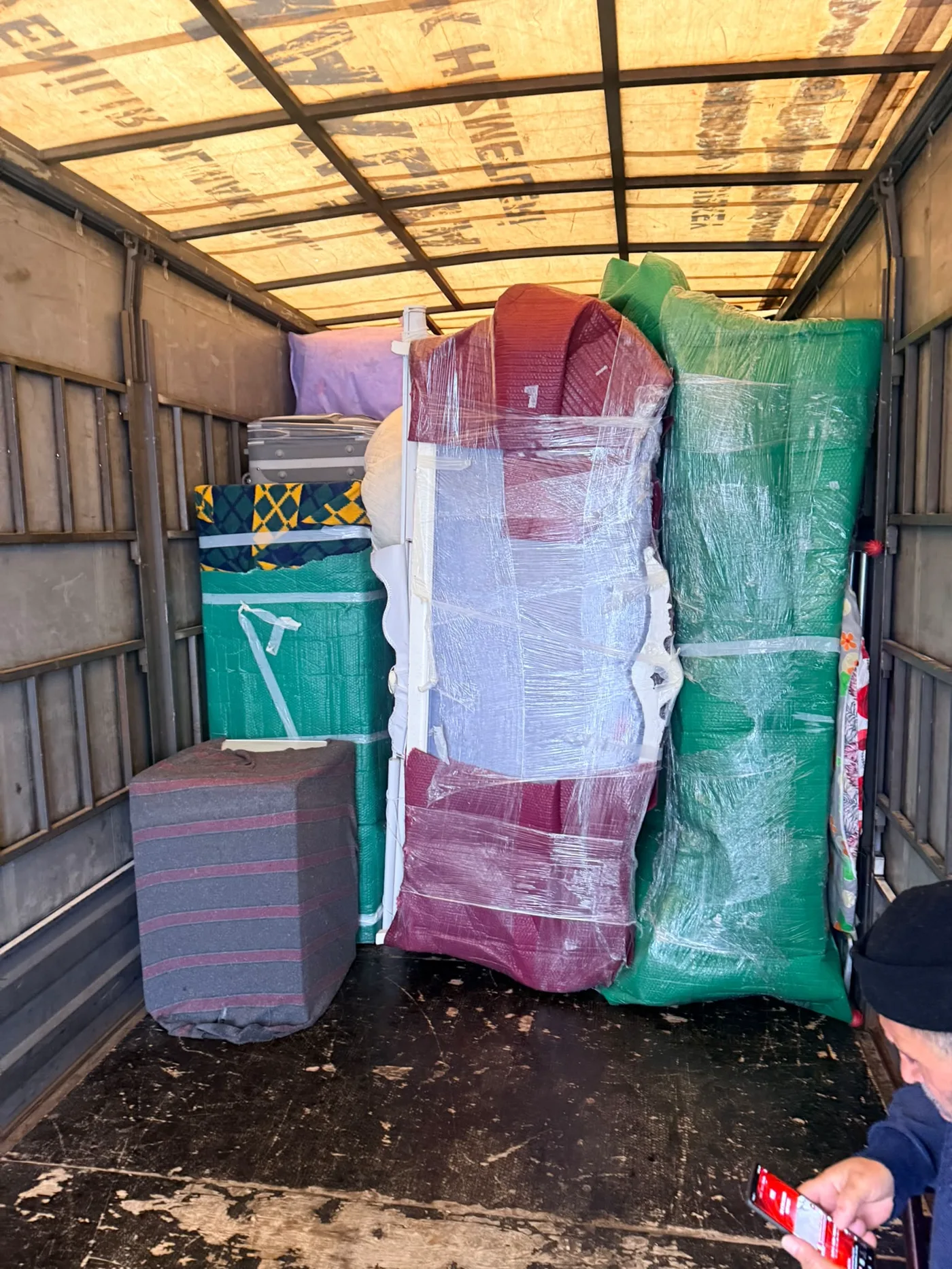 Ofis mobilyaları ve paketli eşyaların kapalı kasa araca düzenli yerleştirilmesi