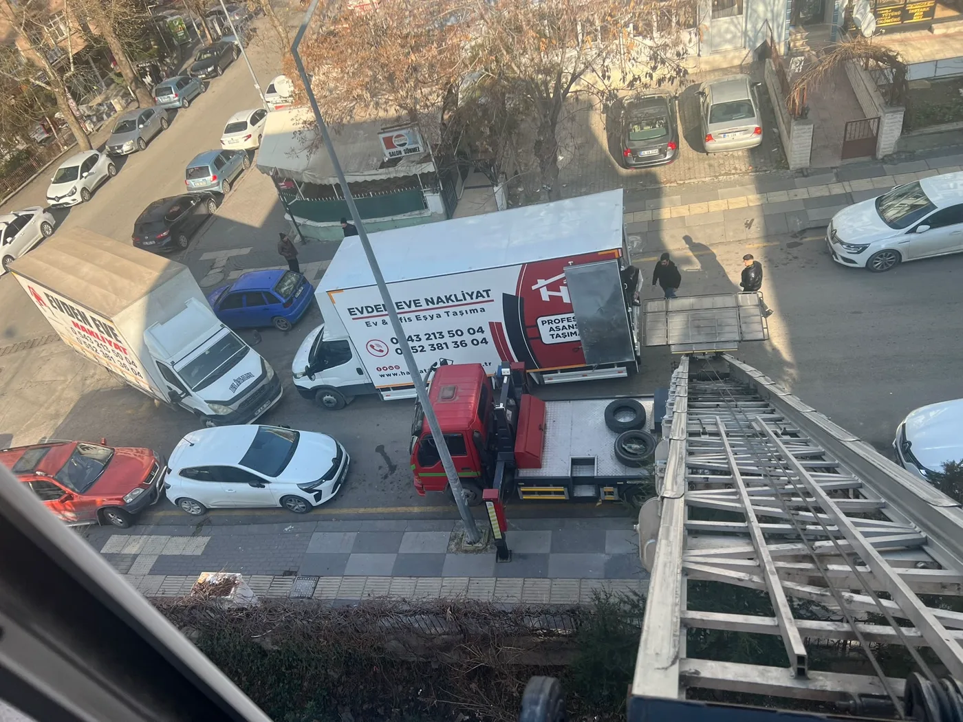 Yüksek katlı binada dış cephe asansörü ve nakliyat aracıyla yapılan taşıma çalışması
