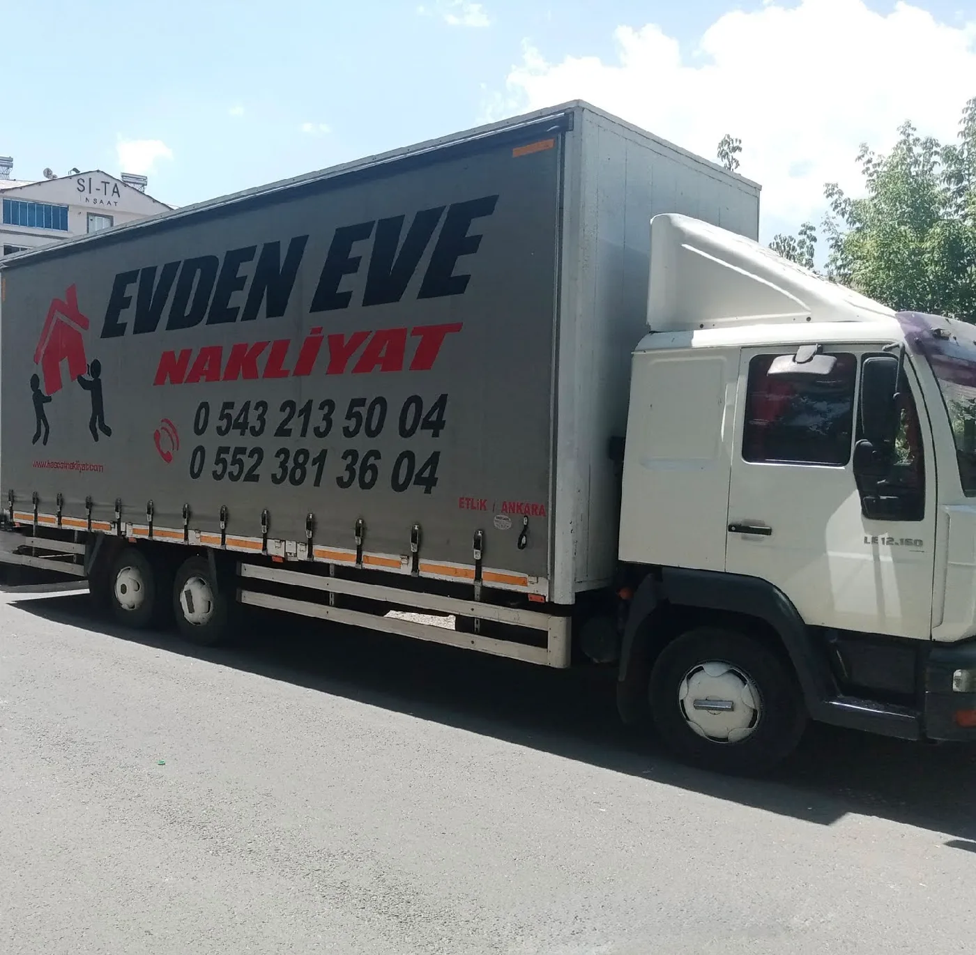 Evden eve ve şehirler arası eşya taşıma için kullanılan profesyonel nakliyat kamyonu
