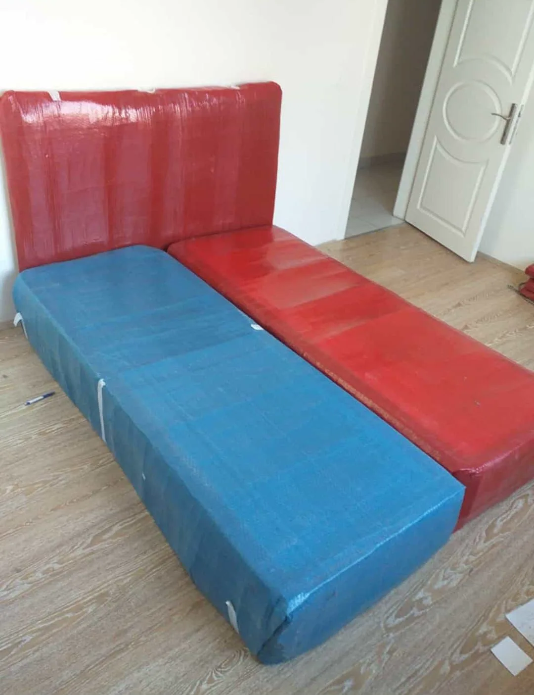 Ev taşıma sırasında zarar görmemesi için koruyucu kılıfla sarılan koltuk parçaları