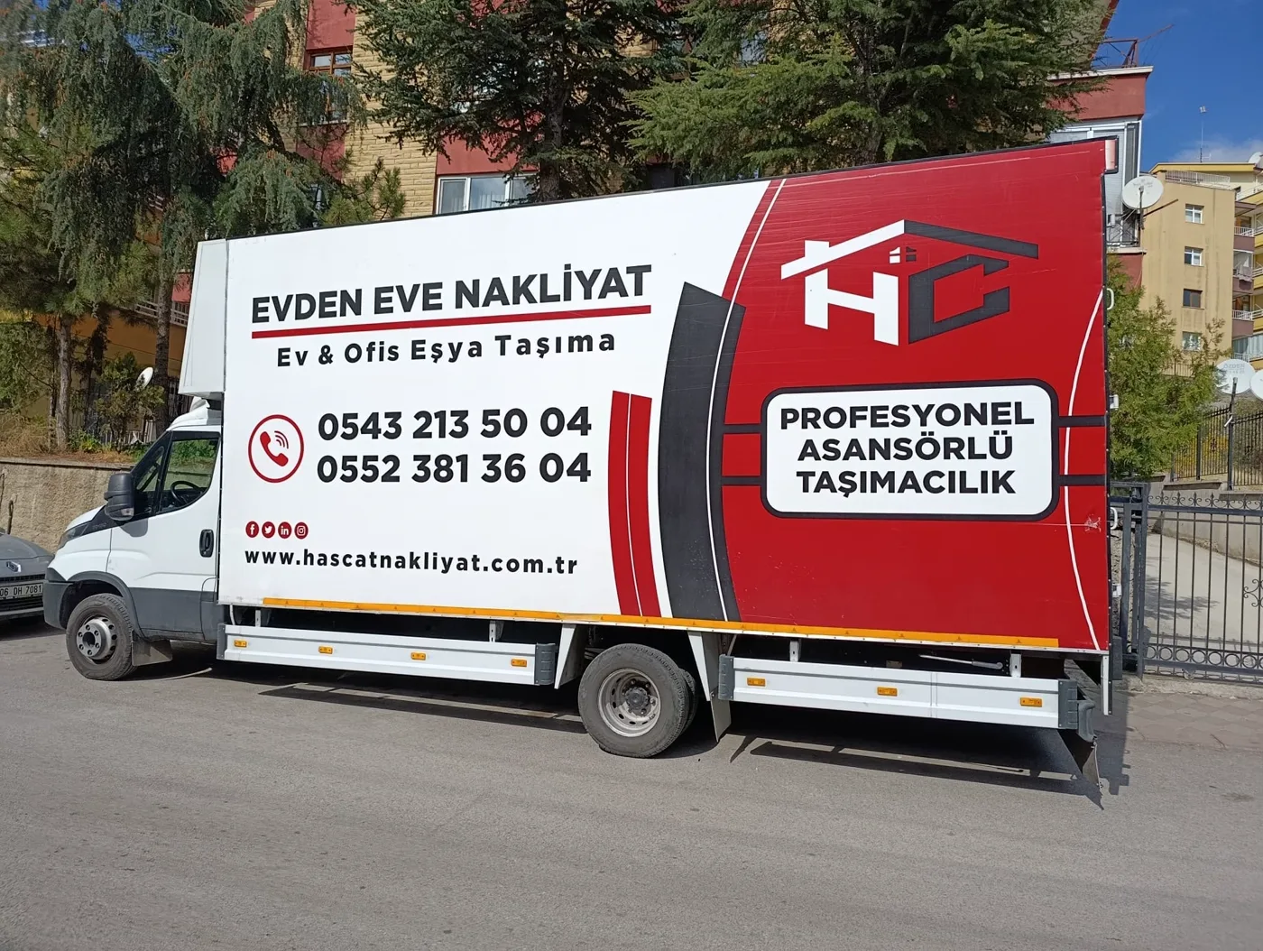 Profesyonel asansörlü evden eve taşımacılık hizmetinde kullanılan kapalı kasa nakliyat aracı