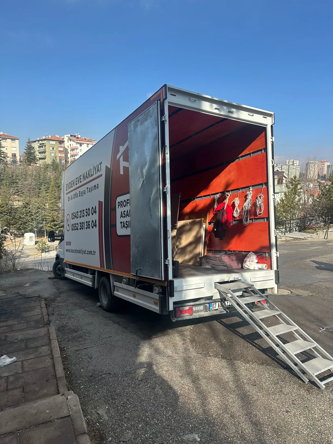 Eşya sabitleme ekipmanları bulunan temiz ve düzenli kapalı kasa nakliyat aracı