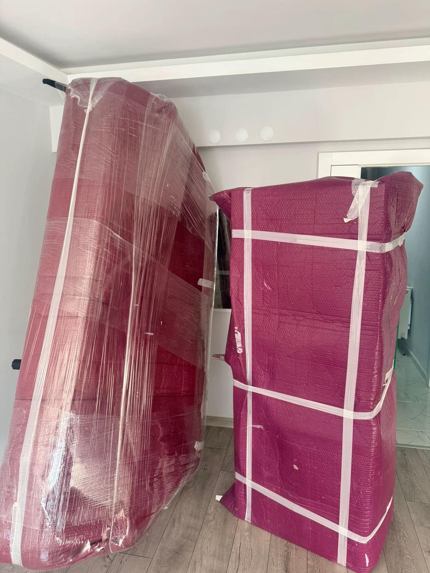 Evden eve nakliyat öncesi koruyucu battaniye ve streçle paketlenen koltuk takımı