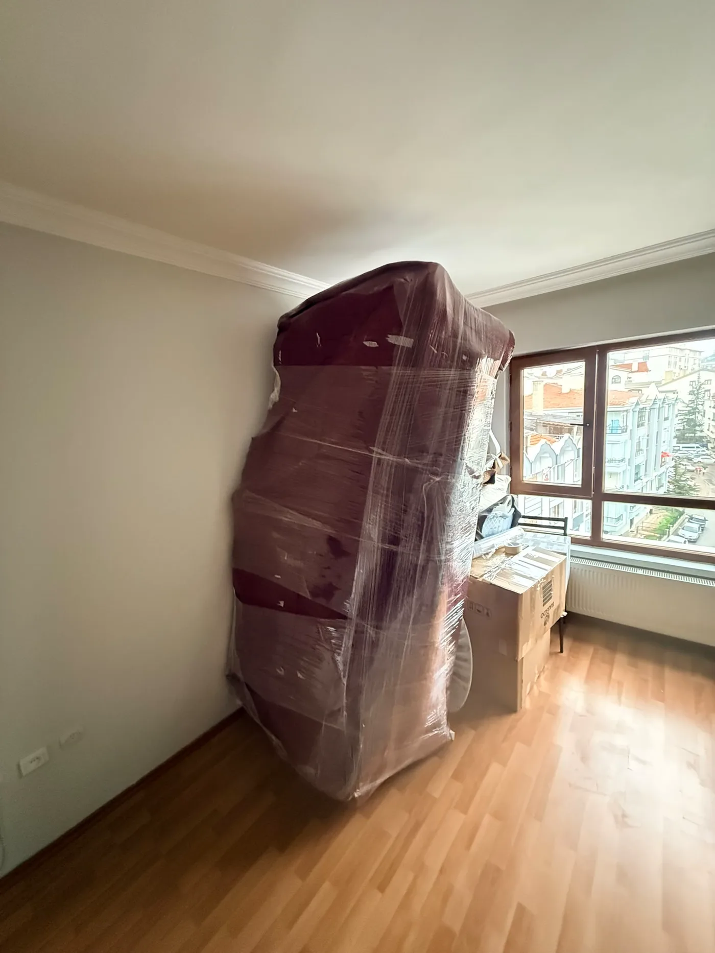 Koruyucu battaniye ve streçle paketlenerek taşınmaya hazırlanan ev eşyası