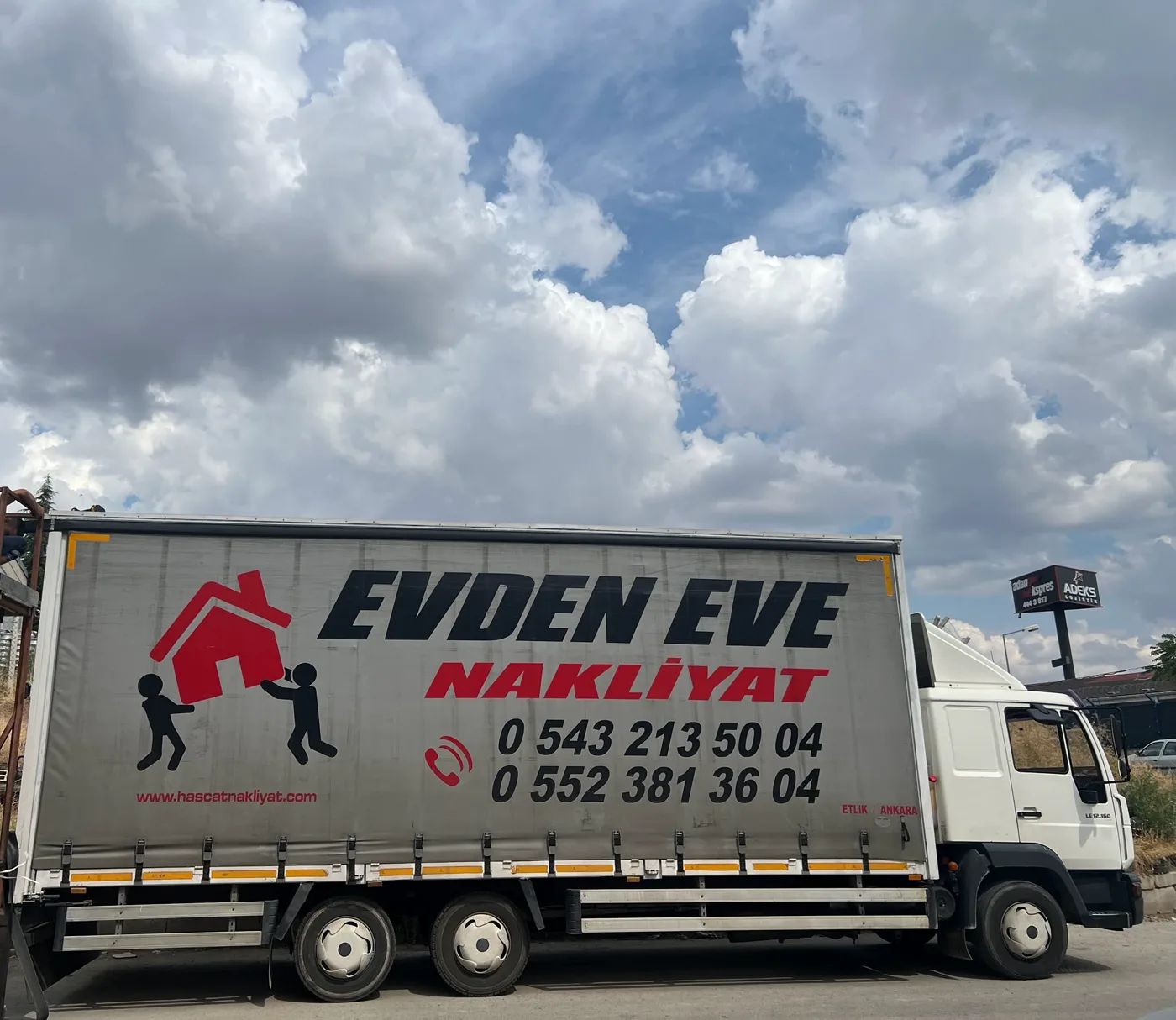 Uzun mesafe evden eve nakliyat hizmetinde kullanılan yüksek hacimli kapalı kasa kamyon